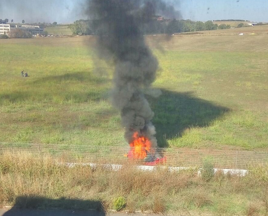 Guidonia, incidente choc contro il muro della scuola: auto lanciata a tutta velocità prende fuoco dopo impatto. 30enne ricoverato in stato confusionale