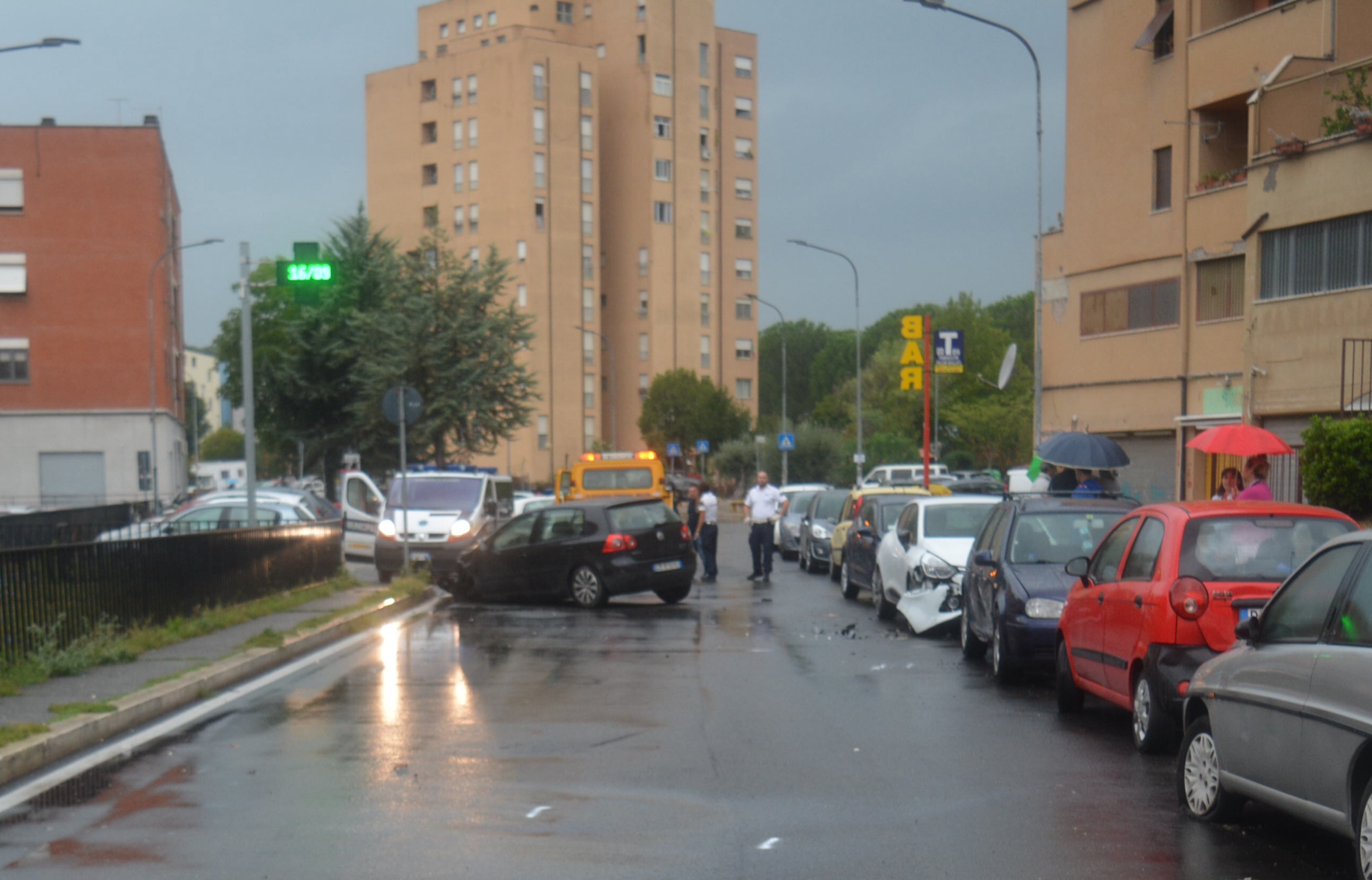 Collefiorito, Golf senza assicurazione lasciata in mezzo alla strada dopo incidente: travolte tre auto in sosta. Indaga la Municipale