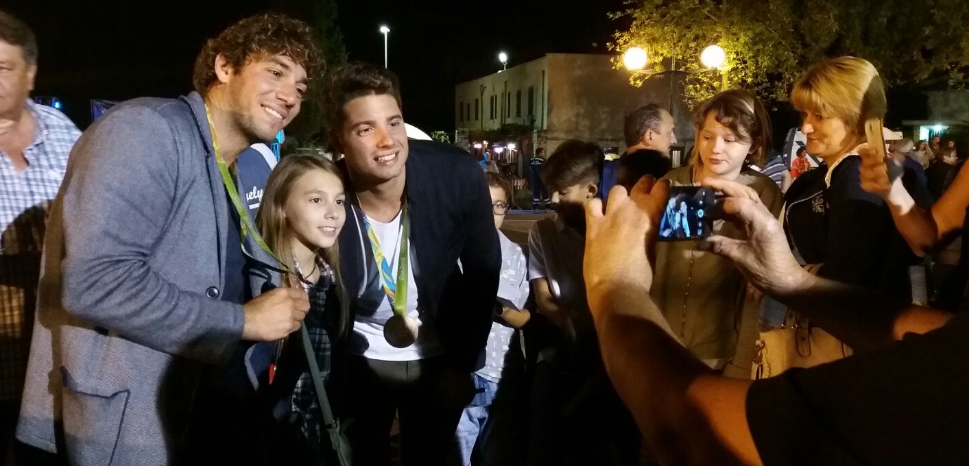 Notte olimpica a La Botte per i fratelli campioni della pallanuoto. Pioggia di selfie per Christian e Nicholas Presciutti: “Ragazzi, inseguite i vostri sogni”