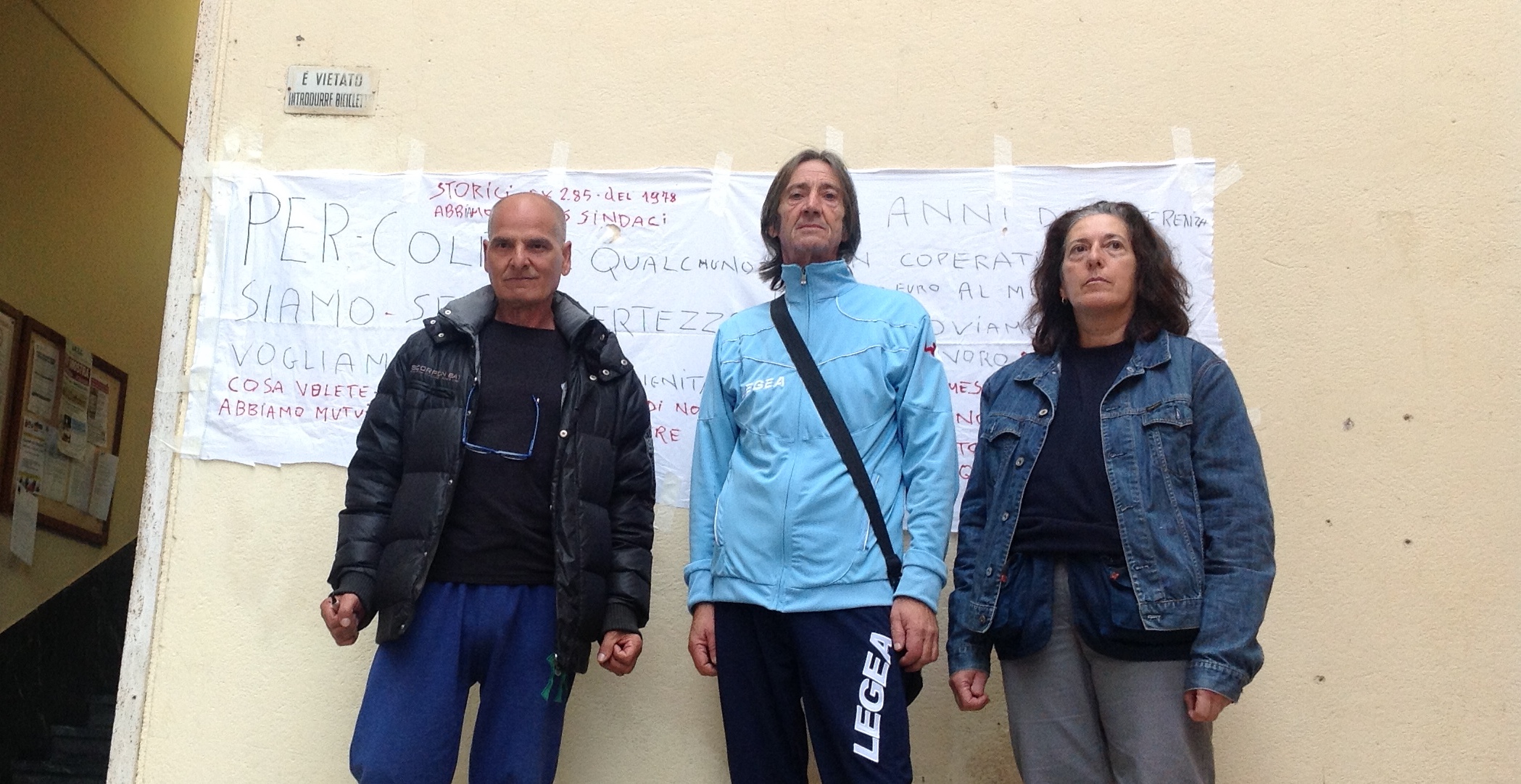 Guidonia, lavoratori del cimitero sospesi e senza stipendio già da quattro mesi. Protesta in Comune