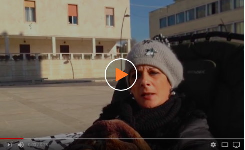 La rabbia di Gloria: la figlia malata resta senza cure, il Comune dice “no” ai fondi. Il video della protesta