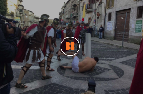 Sant’Angelo, cento figuranti per la Passione vivente. Suggestiva Via Crucis dal Castello allo Spallato