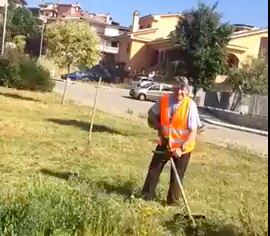 Fonte Nuova, tra un comizio e l’altro Blasi fa il giardiniere e taglia l’erba vicino l’asilo