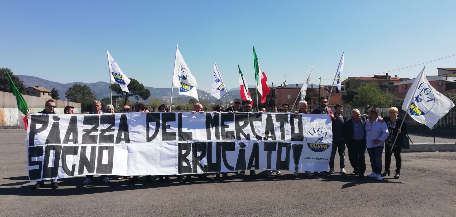 Villalba, flash mob della Lega per la piazza del mercato fantasma: vaporizzati 300mila euro