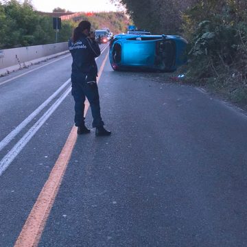 Guidonia, auto ribaltata sulla Tiburtina. Ferita una donna