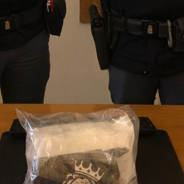 Via Tiburtina, nascondeva dietro il seggiolino in auto più di 1 kg di cocaina