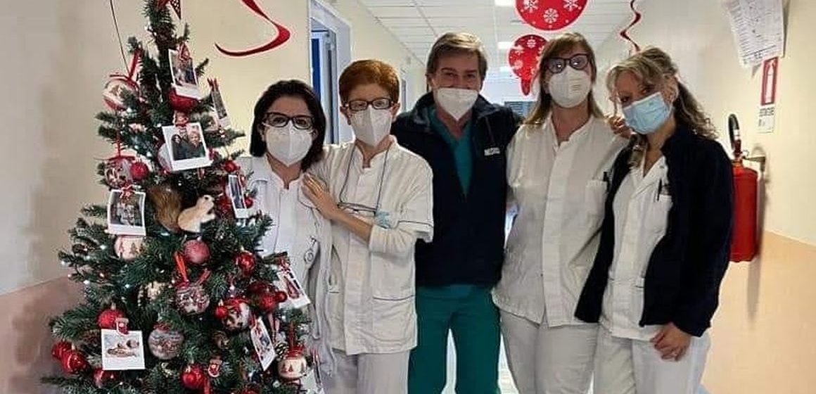 Monterotondo, all’ospedale gli operatori attaccano sull’albero “sorrisi”