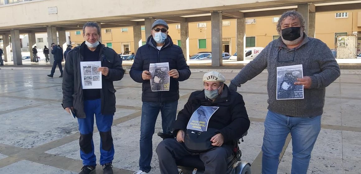 Guidonia, cittadini in piazza esasperati per le buche