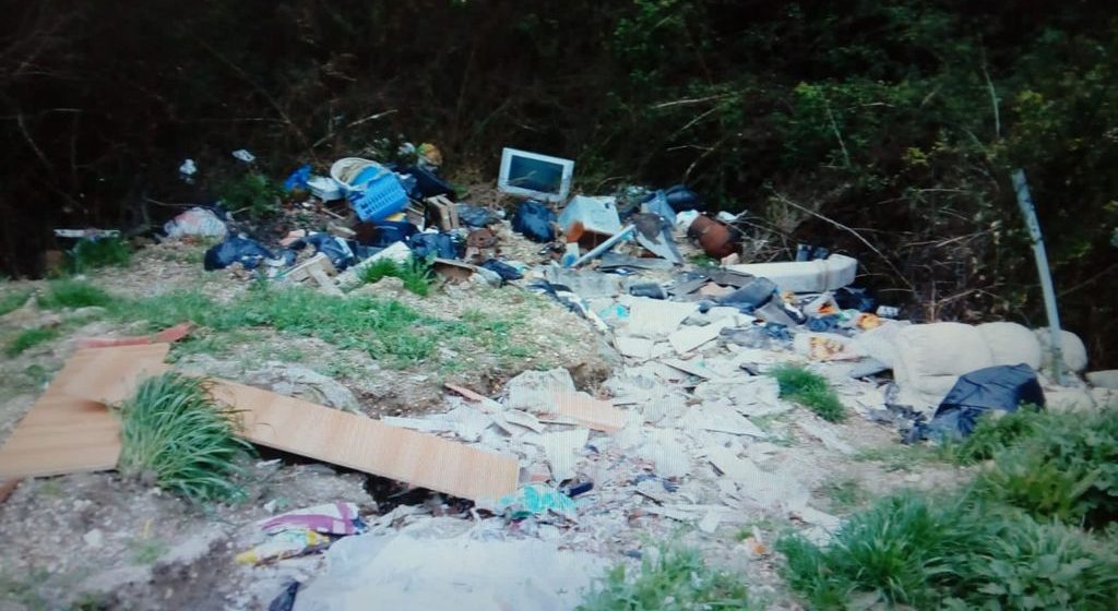 Palombara, discarica di rifiuti pericolosi e roghi tossici in campagna: denunciato