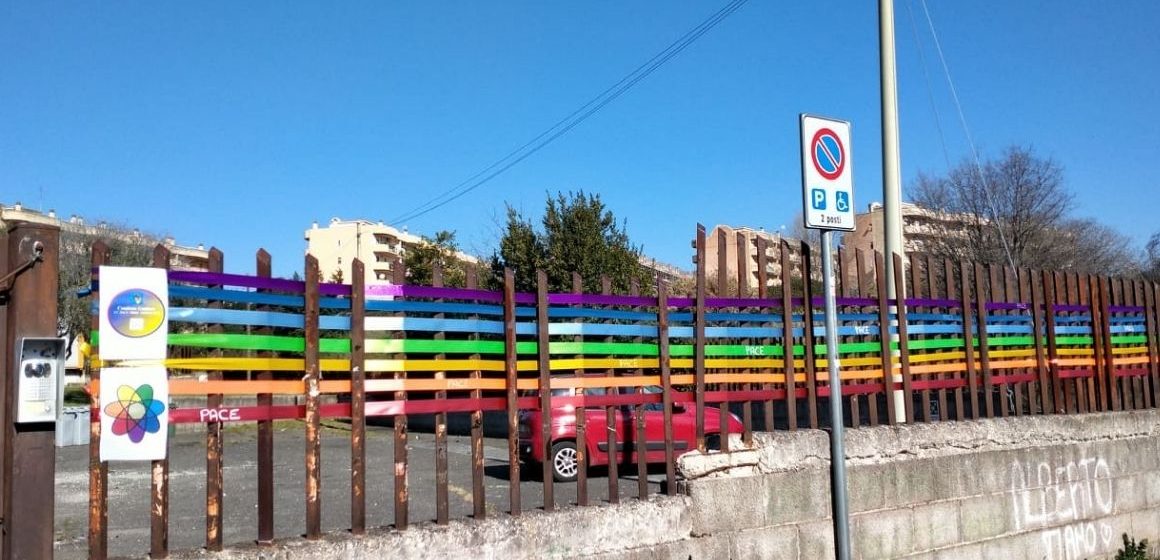 Vandali distruggono striscione per la pace a scuola