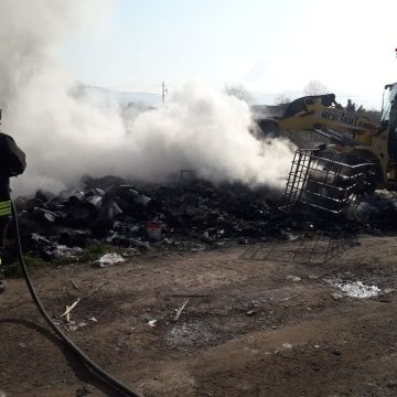 Tivoli, rifiuti in fiamme al campo rom