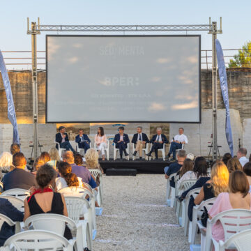 Il Festival del Travertino Romano chiude con Santamaria: cinema, lavoro e identità in cava Il Festival del Travertino Romano chiude con Santamaria: cinema, lavoro e identità in cava