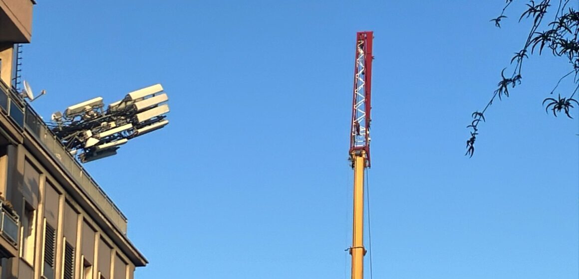 Tivoli, crolla antenna di 15 metri su un palazzo. Nessun ferito