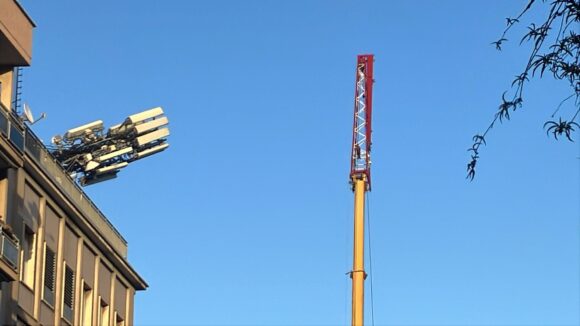 Tivoli, crolla antenna di 15 metri su un palazzo. Nessun ferito