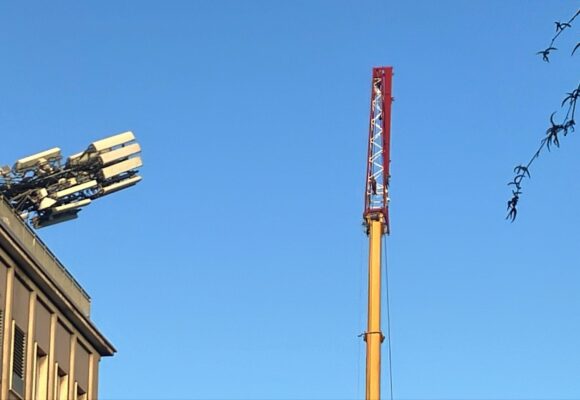 Tivoli, crolla antenna di 15 metri su un palazzo. Nessun ferito