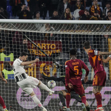 Pirotecnico 3-3 tra Roma e Juventus. I bianconeri pareggiano nel recupero Pirotecnico 3-3 tra Roma e Juventus. I bianconeri pareggiano nel recupero