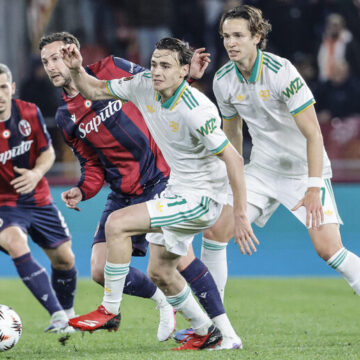 Nel derby di Europa League pari giusto e gara fisica tra Bologna e Roma Nel derby di Europa League pari giusto e gara fisica tra Bologna e Roma