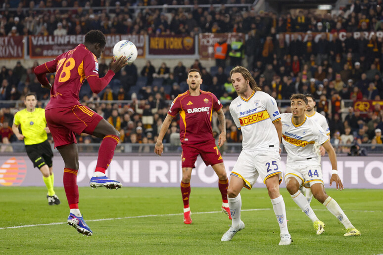 La Roma batte il Lecce e torna alla vittoria dopo un mese La Roma batte il Lecce e torna alla vittoria dopo un mese