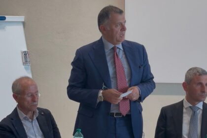 Marco Bertucci consigliere Regione Lazio all'inaugurazione della biblioteca di fabbrica